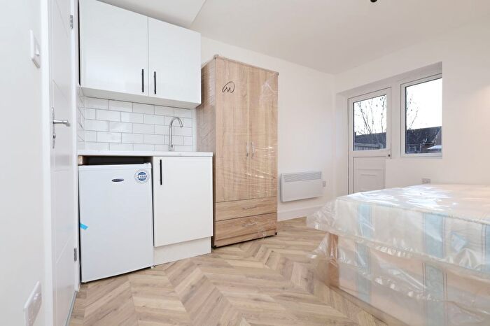 Studio To Rent In Whitton Avenue West, Greenford, UB6
