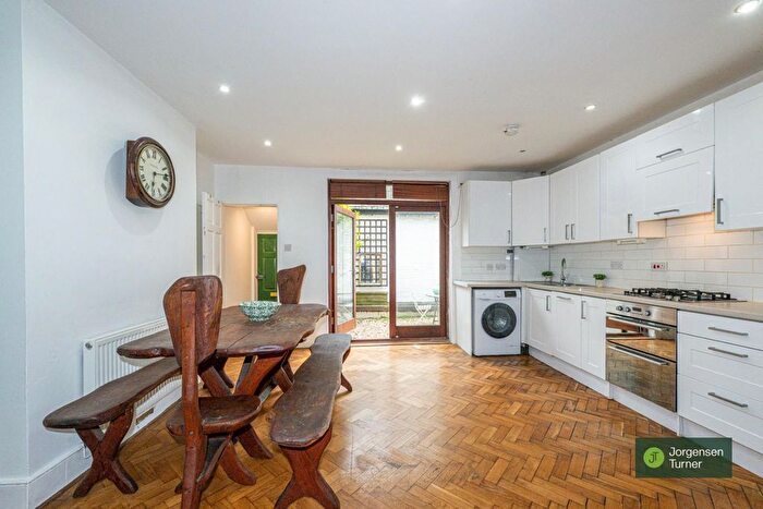 1 Bedroom Flat For Sale In Adelaide Grove, Shepherds Bush, W12