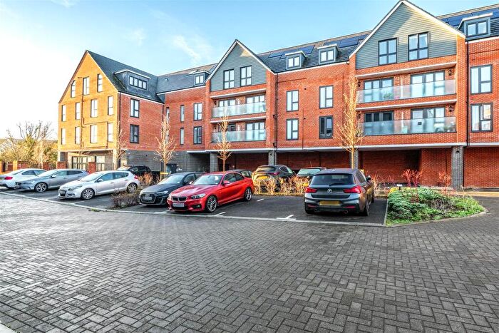2 Bedroom Apartment For Sale In Beechey Place, Wokingham, Berkshire, RG40