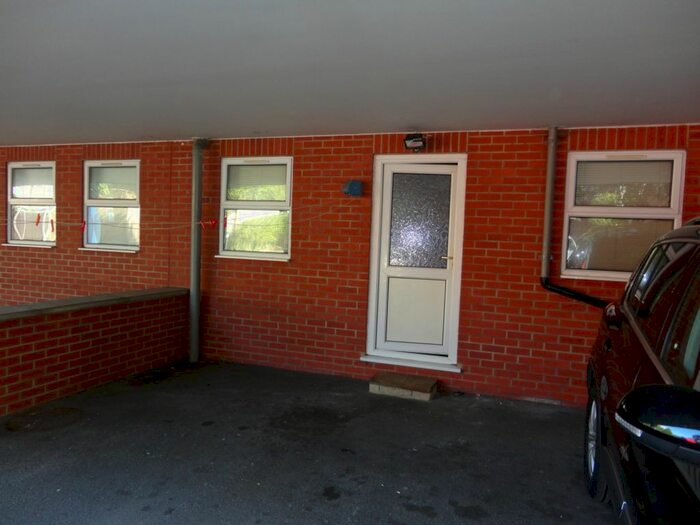 2 Bedroom Flat To Rent In Trinity Lane, Waltham Cross, EN8