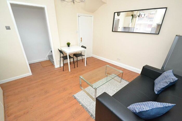 2 Bedroom End Of Terrace House To Rent In Kelsall Avenue, Hyde Park, Leeds, LS6