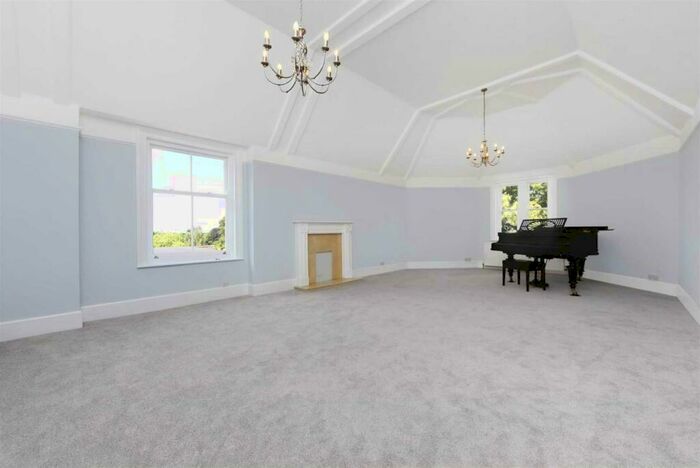 3 Bedroom Apartment To Rent In Broadlands Road, Highgate, N6