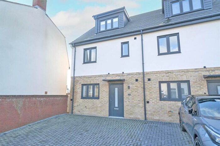 3 Bedroom Town House For Sale In Browns Crescent, Chickerell, Weymouth, DT3