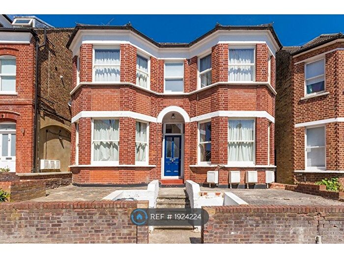 3 Bedroom Flat To Rent In Tooting, London, SE27