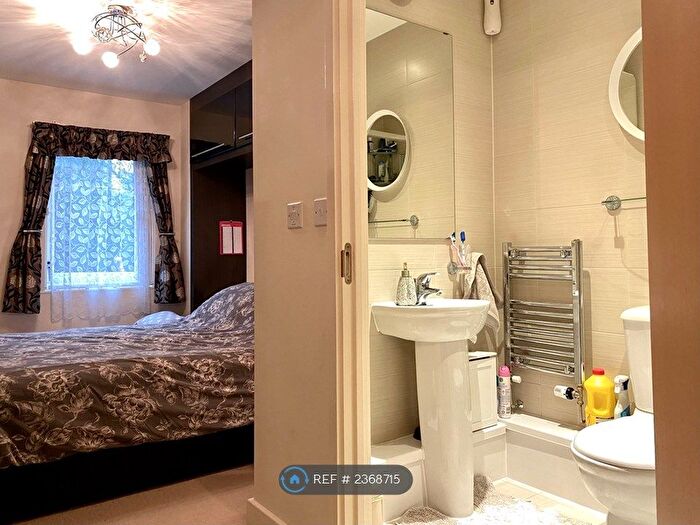 2 Bedroom Flat To Rent In Bole Court, Enfield, EN2