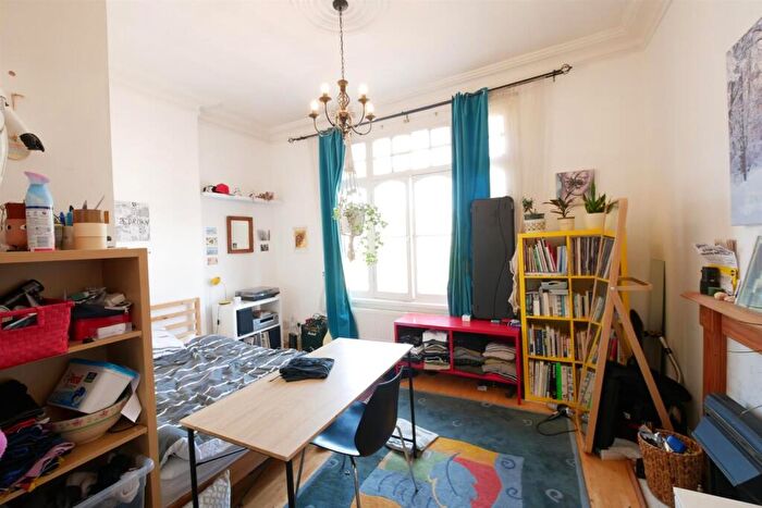 3 Bedroom Apartment To Rent In Evering Road, Stoke Newington, N16