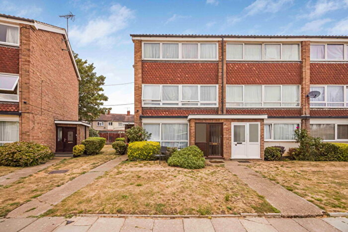 2 Bedroom Maisonette For Sale In Hawkridge Close, Romford, RM6