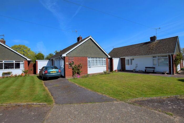 2 Bedroom Detached House To Rent In Meadow Way, Thame, OX9