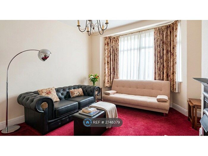 4 Bedroom Maisonette To Rent In Lodge Avenue, Romford, RM2