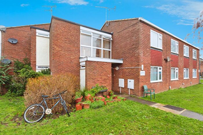 2 Bedroom Maisonette For Sale In Ellen Place, Aylesbury, HP21