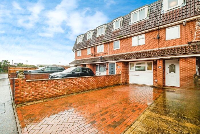 4 Bedroom Terraced House For Sale In Hurstfield, Lancing, BN15