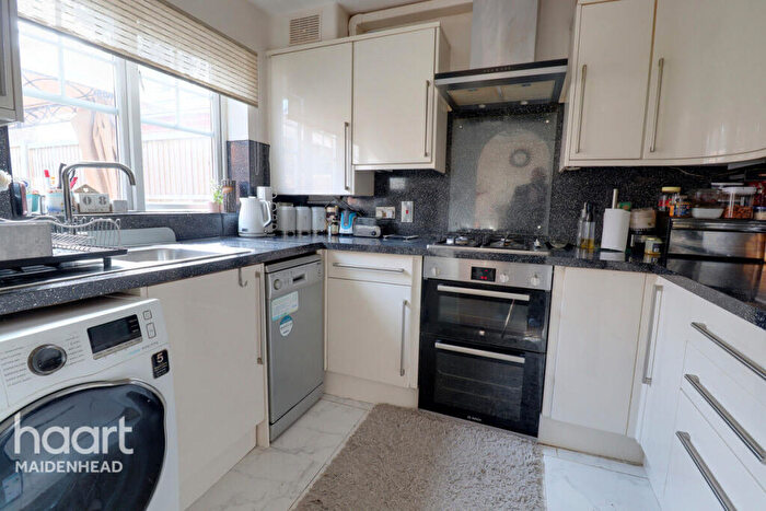 3 Bedroom End Of Terrace House For Sale In Pakenham Road, Bracknell, RG12