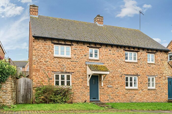 3 Bedroom Semi-Detached House For Sale In Wroxton Lane, Horley, OX15