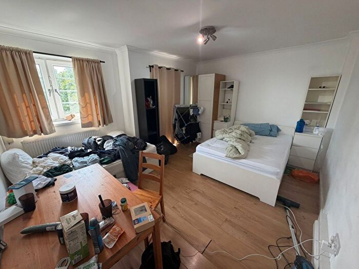 3 Bedroom Flat To Rent In Hercules Road, London, SE1