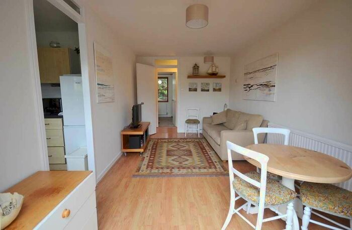 2 Bedroom Flat To Rent In Mayfield Road, London, W12