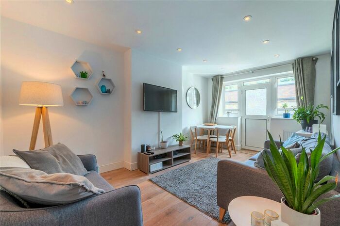 2 Bedroom Flat To Rent In Langham Court, Park Road, TW1