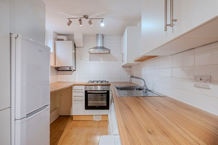 1 Bedroom Flat To Rent In Lake Road, London, SW19