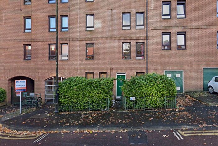 3 Bedroom Flat To Rent In Glasgow, Lanarkshire, G3