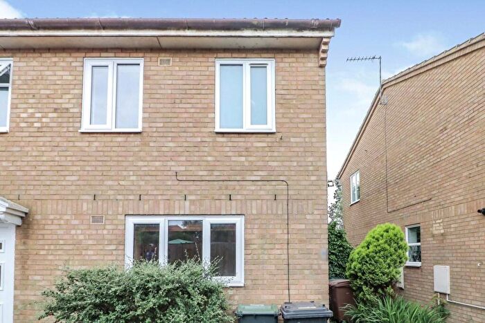 2 Bedroom Terraced House To Rent In Falstone Green, Luton, LU2