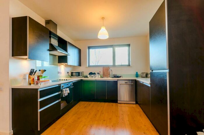 3 Bedroom Flat To Rent In Wick Lane, Bow, London, E3
