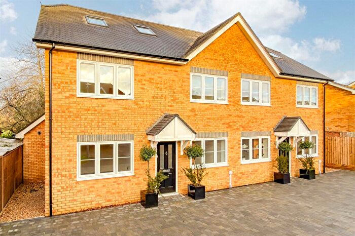 4 Bedroom Semi-Detached House For Sale In Noke Side, St. Albans, Hertfordshire, AL2