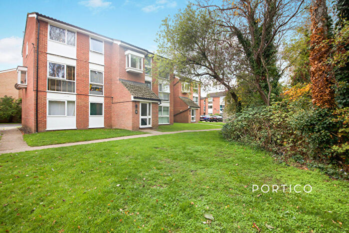 2 Bedroom Flat To Rent In Trotwood, Chigwell, Essex, IG7