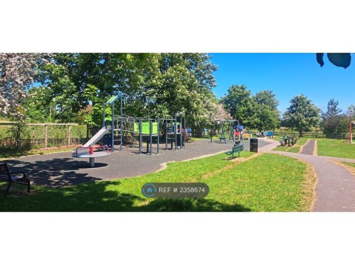 2 Bedroom End Of Terrace House To Rent In Holywell Lane, Leeds, LS17