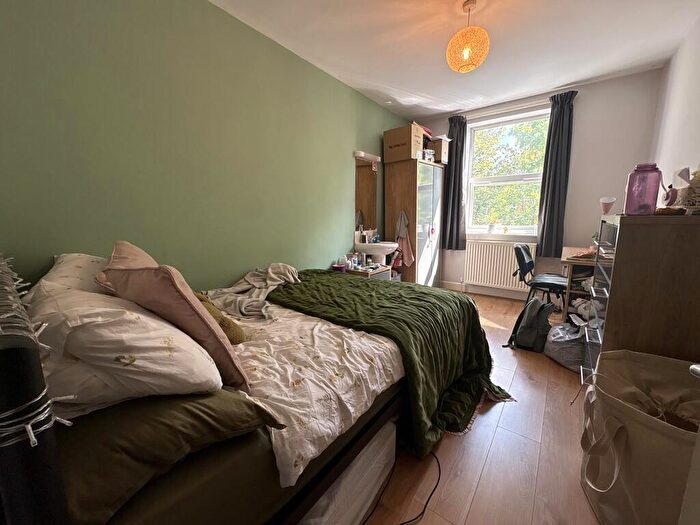 Semi-Detached House To Rent In Milton Road, Southampton, SO15