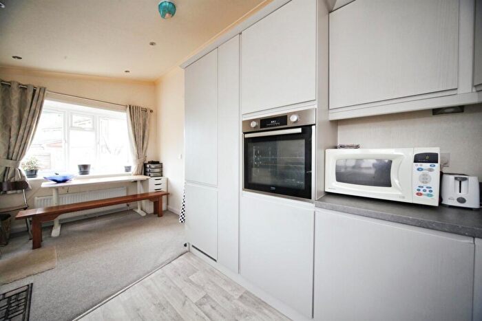2 Bedroom Detached House For Sale In Beechwood Park, Caddington, Luton, LU1