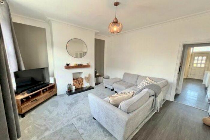 2 Bedroom Property To Rent In Cheltenham Place, Halifax, HX3