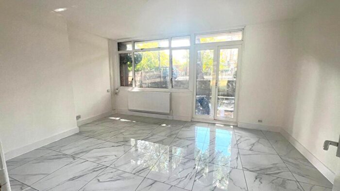 3 Bedroom Flat To Rent In Hillfield House, Canonbury, N5