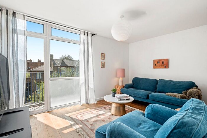 2 Bedroom Flat To Rent In Kingsgate Estate, Tottenham Road, N1