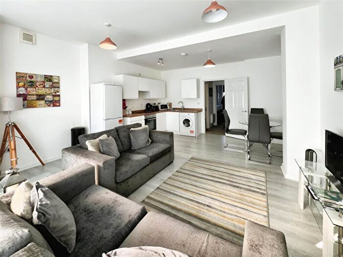 2 Bedroom Flat To Rent In New Road Avenue, Chatham, Kent, ME4