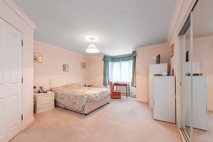 2 Bedroom Flat For Sale In High Road, Whetstone, London, N20