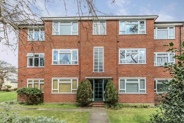 2 Bedroom Flat To Rent In Oak Hill Crescent, Surbiton, KT6