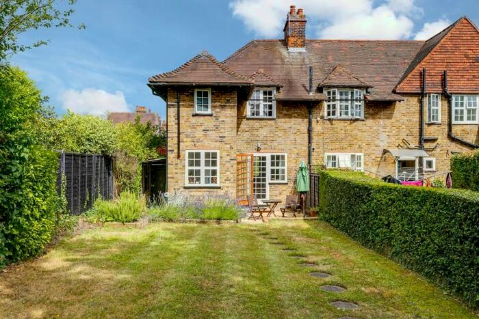 2 Bedroom Cottage To Rent In Asmuns Place, London, NW11