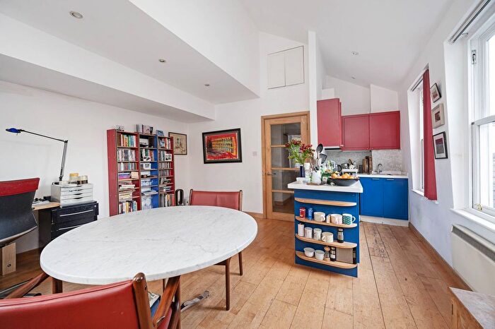 2 Bedroom Flat To Rent In West Smithfield, Farringdon, London, EC1A