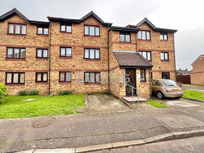 1 Bedroom Flat For Sale In Howard Close, Waltham Abbey. Essex, EN9