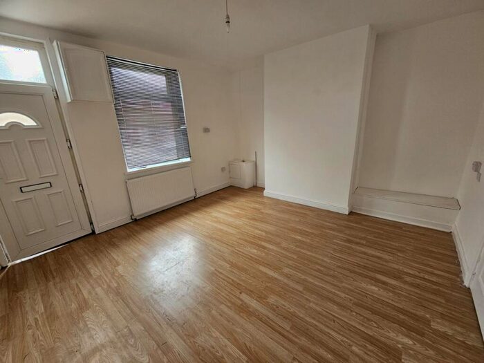 2 Bedroom House To Rent In Pitt Street, Darfield, S73