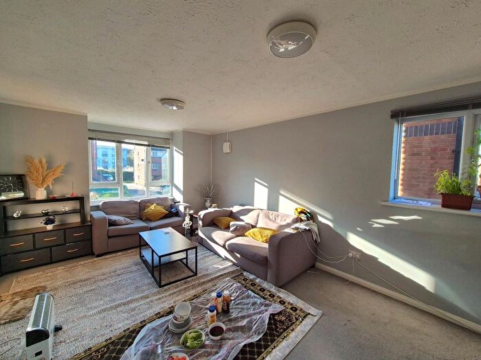2 Bedroom Flat To Rent In Adrienne Avenue, Southall, UB1