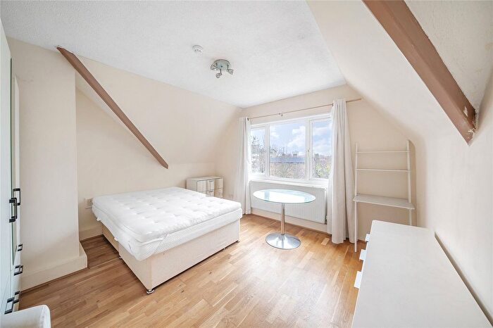 Studio To Rent In Aldrington Road, London, SW16