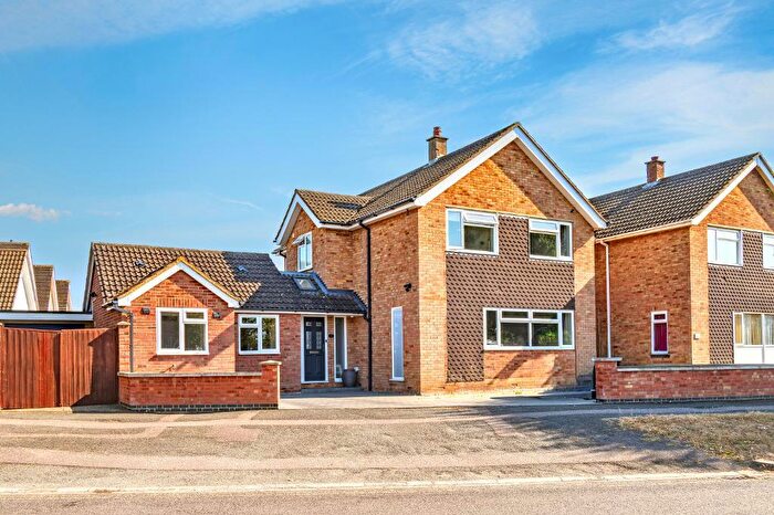 4 Bedroom Detached House For Sale In Bamburgh Drive, Bedford, MK41