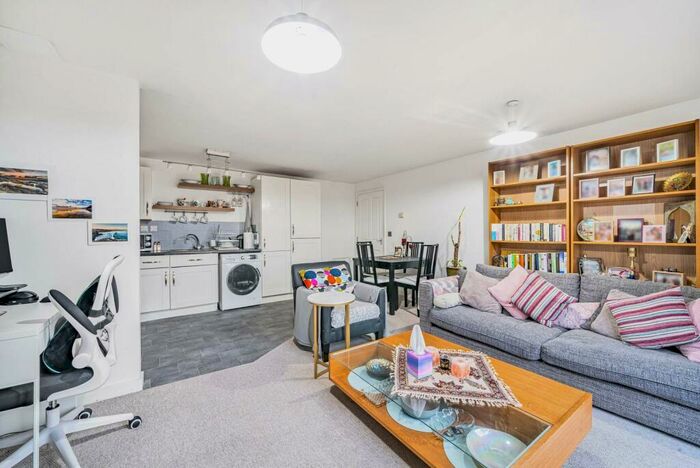 2 Bedroom Flat To Rent In Leyton Green Road, Leyton, London, E10