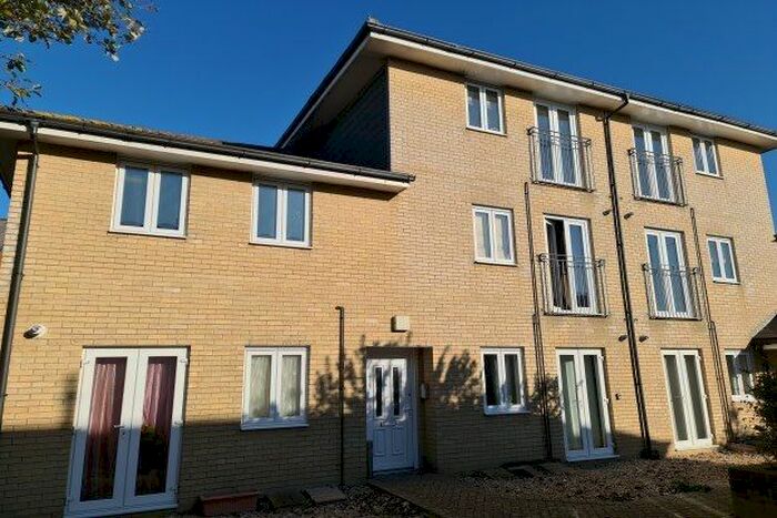 2 Bedroom Flat To Rent In Bishops Court, Newport, PO30