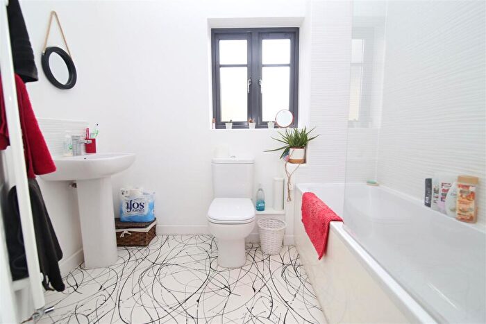 2 Bedroom Flat To Rent In Belmont Way, Tiverton, EX16