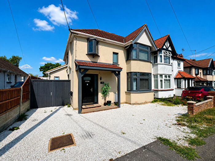 3 Bedroom Semi-Detached House For Sale In Great Eastern Road, Hockley, SS5