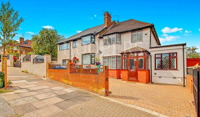 4 Bedroom Semi-Detached House For Sale In Brook Road, London, NW2