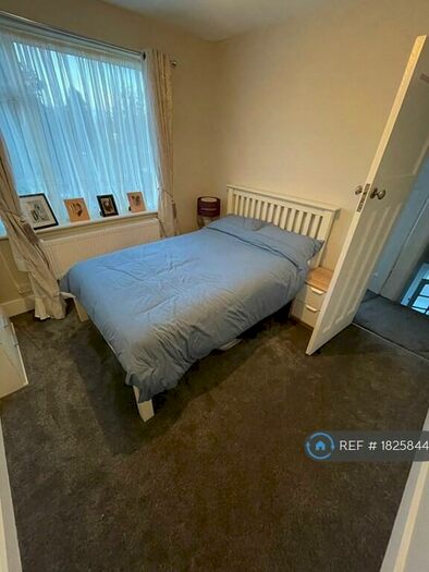 2 Bedroom Flat To Rent In Lincoln Way, Enfield, EN1