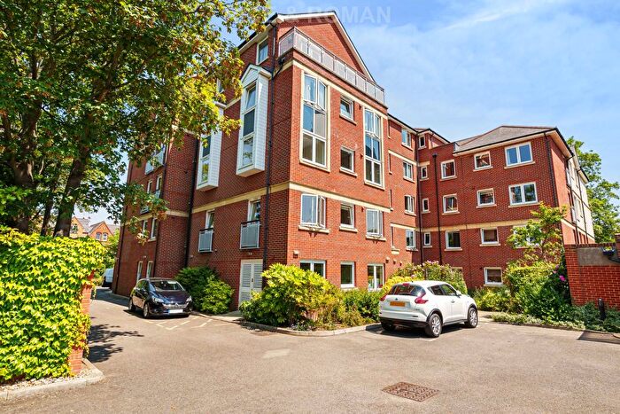 2 Bedroom Flat For Sale In Connaught Court, Windsor, SL4