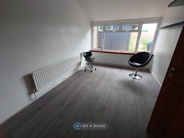 3 Bedroom Bungalow To Rent In Bishopsfield, London, CM18